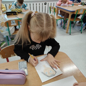 Dzieci z grupy Biedronki  wykonały koleje zadania w ramach ogólnopolskiego projektu edukacyjnego Zabawa Sztuką. 