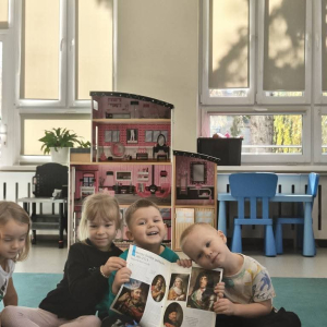 Dzieci z grupy Biedronki  wykonały koleje zadania w ramach ogólnopolskiego projektu edukacyjnego Zabawa Sztuką. 