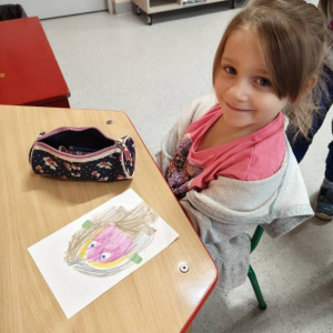 Dzieci z grupy Biedronki  wykonały koleje zadania w ramach ogólnopolskiego projektu edukacyjnego Zabawa Sztuką. 