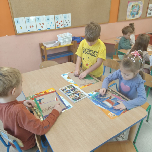 Dzieci z grupy Biedronki  wykonały koleje zadania w ramach ogólnopolskiego projektu edukacyjnego Zabawa Sztuką. 
