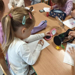 Dzieci z grupy Biedronki  wykonały koleje zadania w ramach ogólnopolskiego projektu edukacyjnego Zabawa Sztuką. 