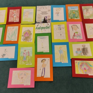 Dzieci z grupy Biedronki  wykonały koleje zadania w ramach ogólnopolskiego projektu edukacyjnego Zabawa Sztuką. 