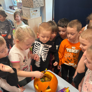 Dzieci uczestniczą w zabawach z okazji Dnia Dyni .