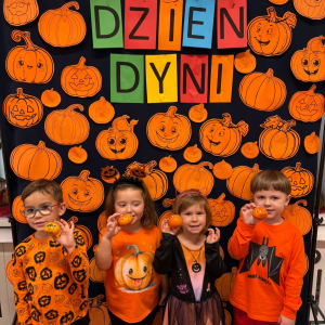 Dzieci uczestniczą w zabawach z okazji Dnia Dyni .