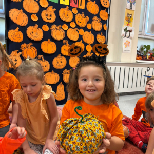 Dzieci uczestniczą w zabawach z okazji Dnia Dyni .