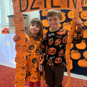 Dzieci uczestniczą w zabawach z okazji Dnia Dyni .