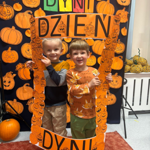 Dzieci uczestniczą w zabawach z okazji Dnia Dyni .