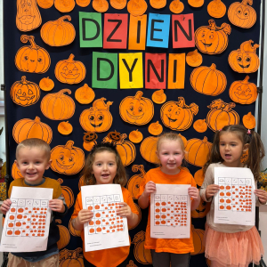 Dzieci uczestniczą w zabawach z okazji Dnia Dyni .