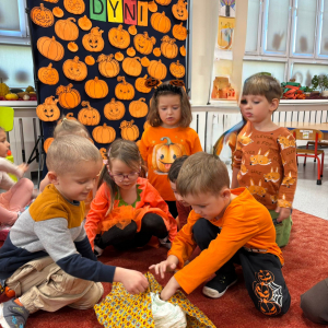 Dzieci uczestniczą w zabawach z okazji Dnia Dyni .