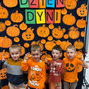 Dzieci uczestniczą w zabawach z okazji Dnia Dyni .