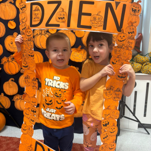 Dzieci uczestniczą w zabawach z okazji Dnia Dyni .