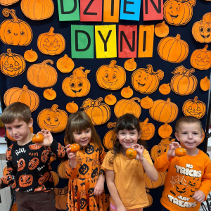 Dzieci uczestniczą w zabawach z okazji Dnia Dyni .