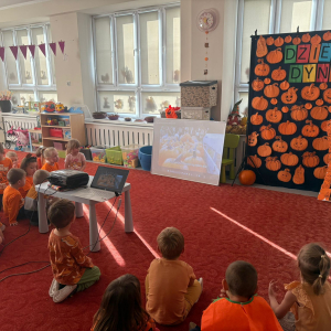 Dzieci uczestniczą w zabawach z okazji Dnia Dyni .