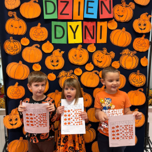 Dzieci uczestniczą w zabawach z okazji Dnia Dyni .