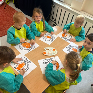 Dzieci uczestniczą w zabawach z okazji Dnia Dyni .