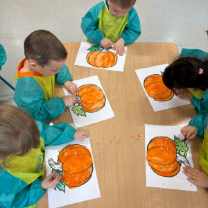 Dzieci uczestniczą w zabawach z okazji Dnia Dyni .