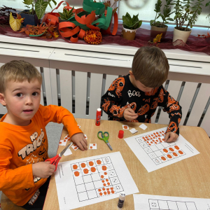 Dzieci uczestniczą w zabawach z okazji Dnia Dyni .