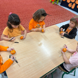 Dzieci uczestniczą w zabawach z okazji Dnia Dyni .