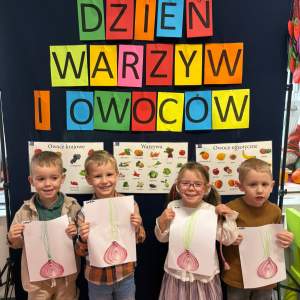 Dzieci uczestniczą w zabawach z okazji Światowego Dnia Warzyw i Owoców.