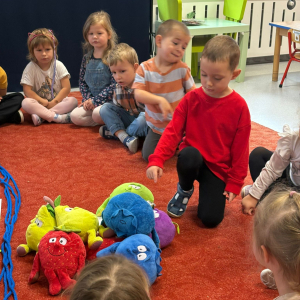 Dzieci uczestniczą w zabawach z okazji Światowego Dnia Warzyw i Owoców.