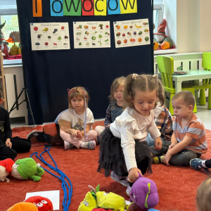 Dzieci uczestniczą w zabawach z okazji Światowego Dnia Warzyw i Owoców.