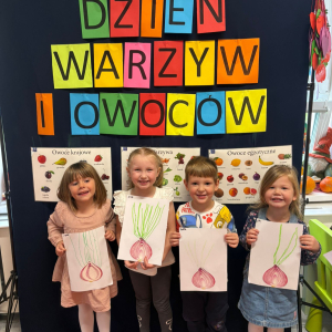 Dzieci uczestniczą w zabawach z okazji Światowego Dnia Warzyw i Owoców.