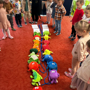 Dzieci uczestniczą w zabawach z okazji Światowego Dnia Warzyw i Owoców.