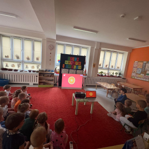 Dzieci uczestniczą w zabawach z okazji Światowego Dnia Warzyw i Owoców.