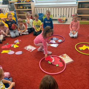 Dzieci uczestniczą w zabawach z okazji Światowego Dnia Warzyw i Owoców.