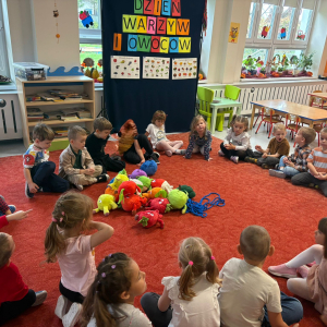 Dzieci uczestniczą w zabawach z okazji Światowego Dnia Warzyw i Owoców.