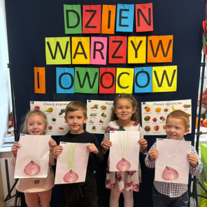 Dzieci uczestniczą w zabawach z okazji Światowego Dnia Warzyw i Owoców.