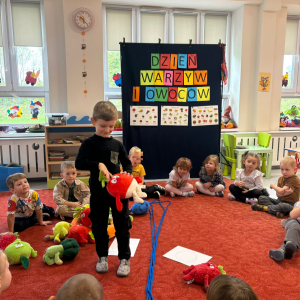 Dzieci uczestniczą w zabawach z okazji Światowego Dnia Warzyw i Owoców.