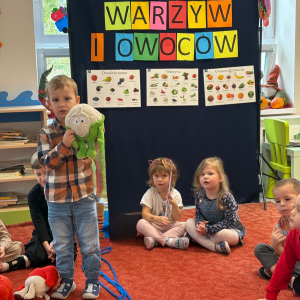 Dzieci uczestniczą w zabawach z okazji Światowego Dnia Warzyw i Owoców.