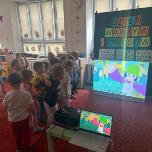 Dzieci uczestniczą w zabawach z okazji Światowego Dnia Warzyw i Owoców.