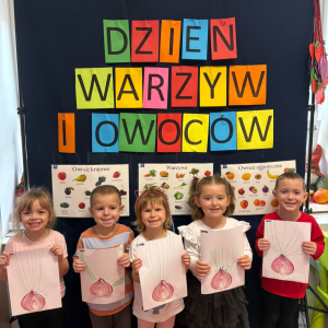 Dzieci uczestniczą w zabawach z okazji Światowego Dnia Warzyw i Owoców.