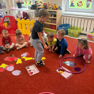 Dzieci uczestniczą w zabawach z okazji Światowego Dnia Warzyw i Owoców.