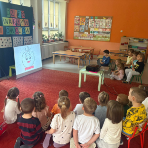 Dzieci uczestniczą w zabawach z okazji Światowego Dnia Warzyw i Owoców.