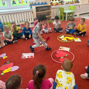 Dzieci uczestniczą w zabawach z okazji Światowego Dnia Warzyw i Owoców.