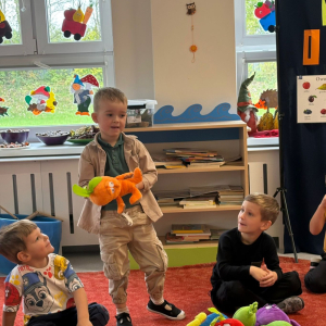 Dzieci uczestniczą w zabawach z okazji Światowego Dnia Warzyw i Owoców.