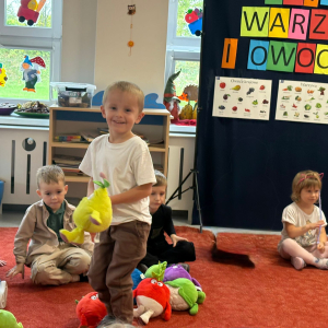 Dzieci uczestniczą w zabawach z okazji Światowego Dnia Warzyw i Owoców.