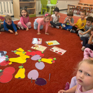 Dzieci uczestniczą w zabawach z okazji Światowego Dnia Warzyw i Owoców.