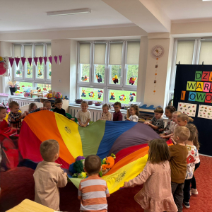 Dzieci uczestniczą w zabawach z okazji Światowego Dnia Warzyw i Owoców.