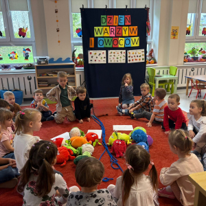 Dzieci uczestniczą w zabawach z okazji Światowego Dnia Warzyw i Owoców.