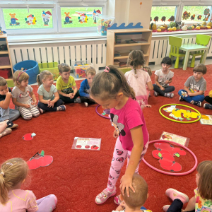 Dzieci uczestniczą w zabawach z okazji Światowego Dnia Warzyw i Owoców.