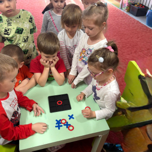 Przedszkolaki świętują Dzień Gier Planszowych.