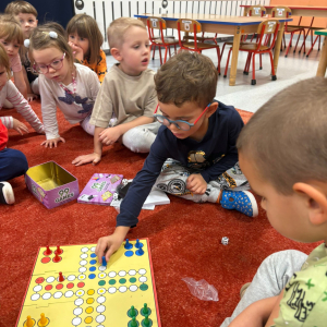 Przedszkolaki świętują Dzień Gier Planszowych.