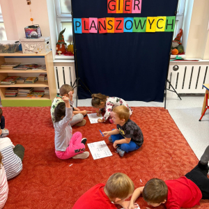 Przedszkolaki świętują Dzień Gier Planszowych.