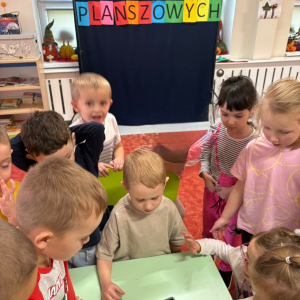 Przedszkolaki świętują Dzień Gier Planszowych.