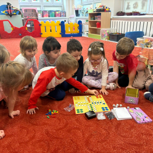 Przedszkolaki świętują Dzień Gier Planszowych.