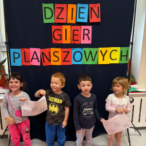 Przedszkolaki świętują Dzień Gier Planszowych.